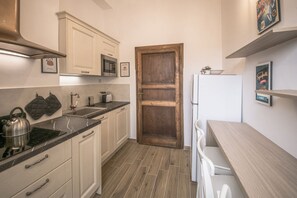 Refrigerador, microondas, placa de cocina, lavavajillas