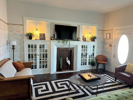 Smart TV, ping pong. Cane River Living Downtown • Historic District • Walk to Front St • 5 bedrooms