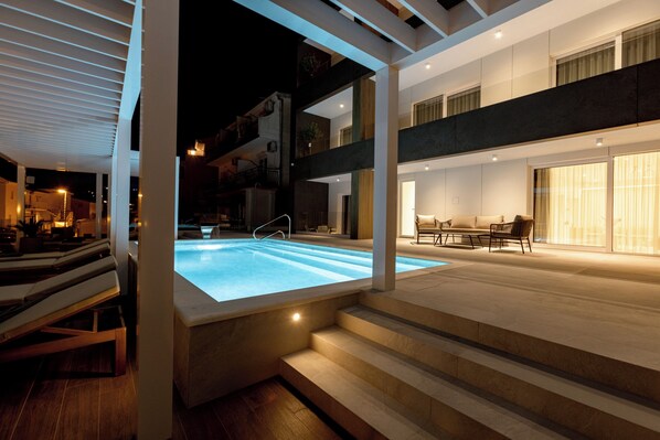 Een buitenzwembad en een verwarmd zwembad