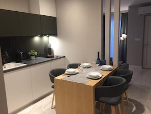 Een koelkast, een microgolfoven, een oven, een kookplaat