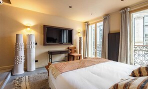 5 bedrooms, desk, iron/ironing board, free WiFi - LUXURIOUS 5-BEDROOM PARISIAN APARTMENT: CENTRAL, CUSTOM-DESIGNED CLOSE TO LOUVRE (Paris)