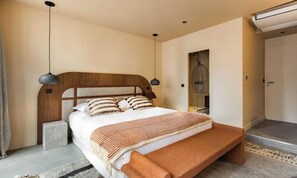5 bedrooms, desk, iron/ironing board, free WiFi - LUXURIOUS 5-BEDROOM PARISIAN APARTMENT: CENTRAL, CUSTOM-DESIGNED CLOSE TO LOUVRE (Paris)