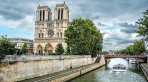 Point of interest - LUXURIOUS 5-BEDROOM PARISIAN APARTMENT: CENTRAL, CUSTOM-DESIGNED CLOSE TO LOUVRE (Paris)