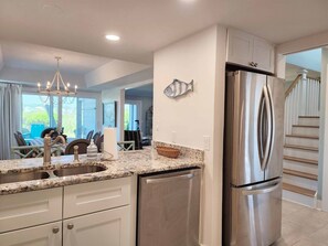 Kjøleskap, mikrobølgeovn, ovn og oppvaskmaskin