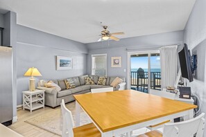 Tv, dvd-spelare, bordsfotboll och ett bordtennisbord