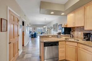 Kylskåp, mikrovågsugn, ugn och spishäll