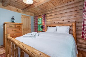 3 bedrooms, desk, WiFi, bed sheets - Peaceful 3-BR Cabin 40-Min to Stratton (Townshend)