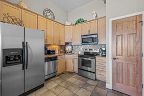 Mikrowelle, Ofen, Geschirrspüler, Wasserkocher mit Kaffee-/Teezubehör