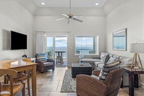 Smart-TV, Tischfußball, Tischtennisplatte