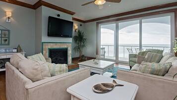 Een smart-tv, een open haard, een stereo en een computerscherm