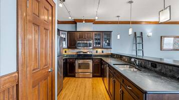 Een koelkast, een magnetron, een oven, een kookplaat