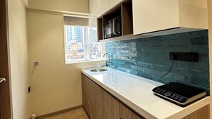 Refrigerador, microondas, parrilla de estufa y utensilios de cocina 