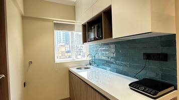 Fridge, microwave, stovetop, cookware/dishes/utensils