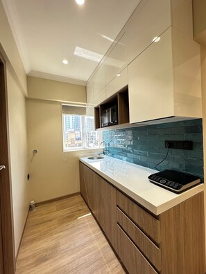 Fridge, microwave, stovetop, cookware/dishes/utensils