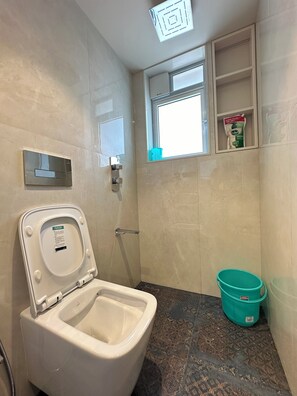 Regadera, toallas, jabón, shampoo 