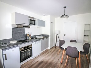Een koelkast, een magnetron, een oven, een vaatwasser