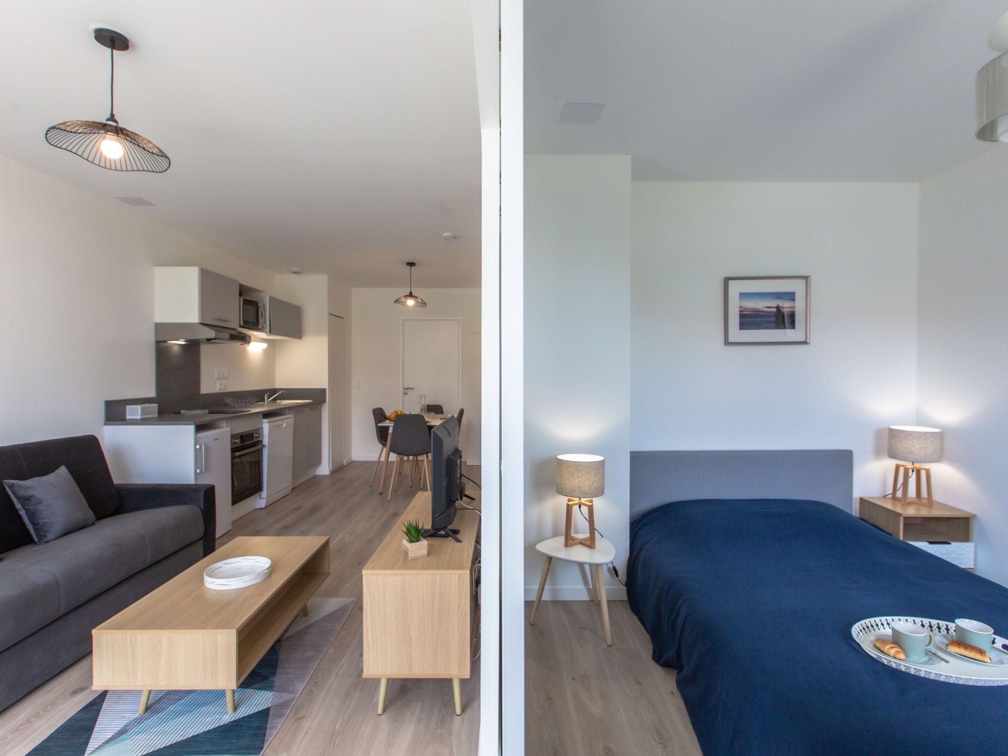 Un apartamento moderno con sala de estar, cocina y dormitorio.