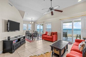 Fernseher, DVD-Player, Tischfußball, Tischtennisplatte