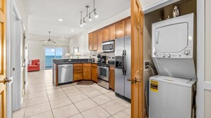 Una cucina moderna con mobili in legno, elettrodomestici in acciaio inossidabile e lavastoviglie integrata.