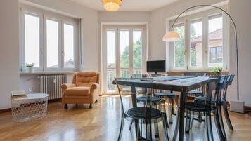 Apartemen | Area keluarga | TV