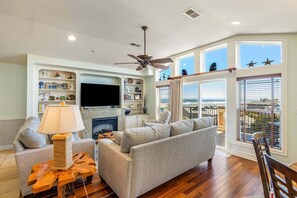 Smart TV, fireplace, books - CSC4E High Roller by First Flight Rentals (Kill Devil Hills)