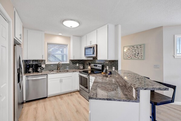 Mikrobølgeovn, ovn, kokeplater og oppvaskmaskin