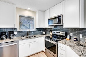 Mikrobølgeovn, ovn, kokeplater og oppvaskmaskin