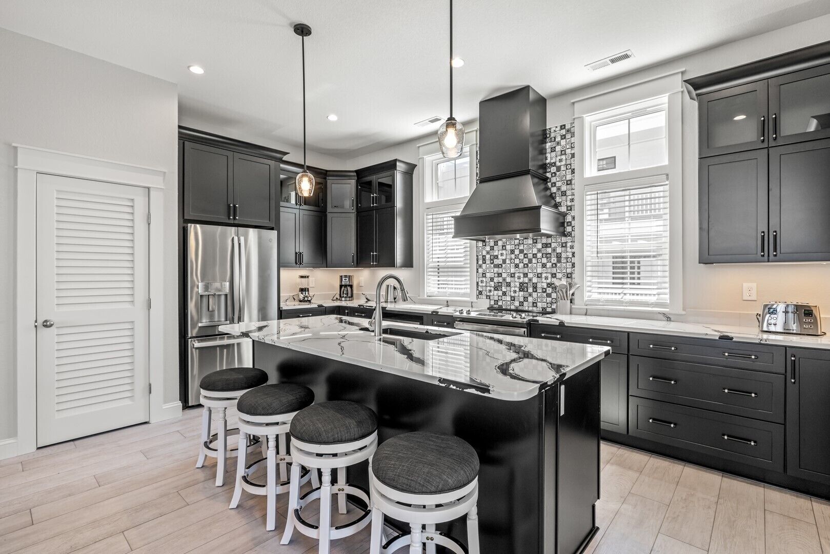 Kühlschrank, Mikrowelle, Ofen, Geschirrspüler