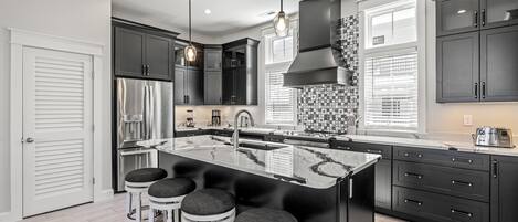 Kühlschrank, Mikrowelle, Ofen, Geschirrspüler