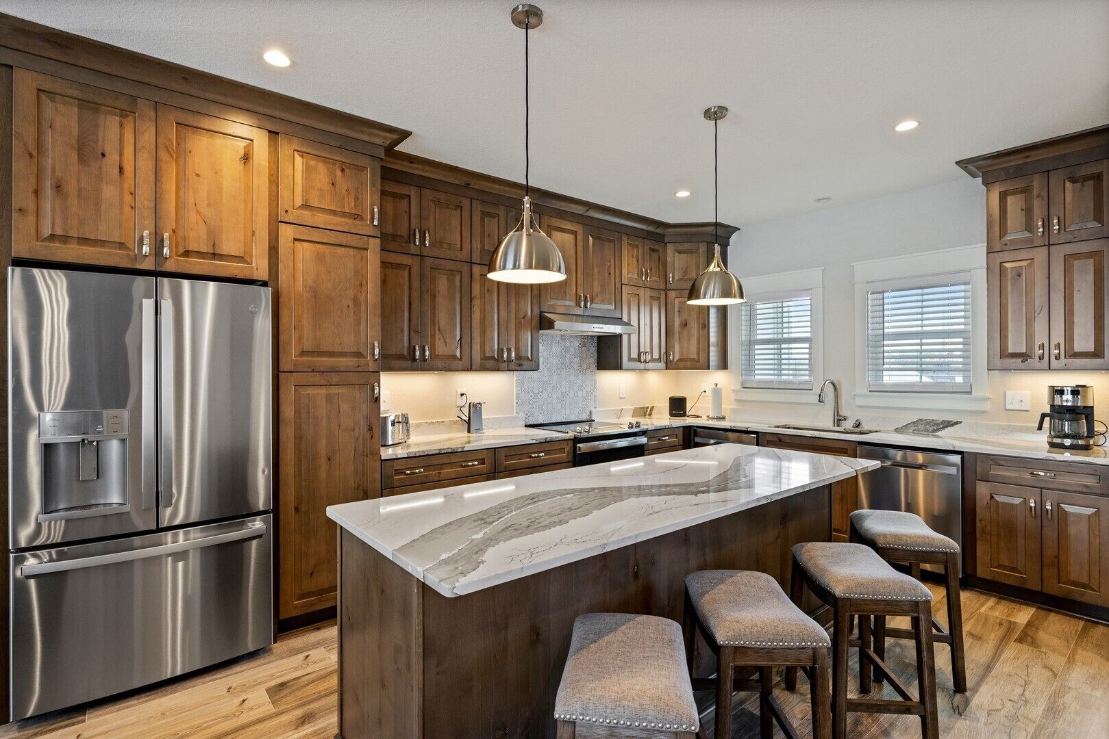 Kühlschrank, Mikrowelle, Ofen, Geschirrspüler