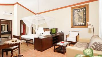 Diamonds Junior Suite with private pool | Minibar, in-room safe, desk, laptop workspace