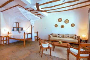 Minibar, caja de seguridad en la habitación y escritorio 