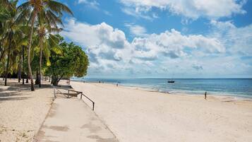 Private beach, sun-loungers, beach towels, beach bar