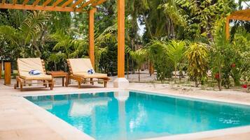 Diamonds Deluxe Suite with private pool | Minibar, in-room safe, desk, laptop workspace