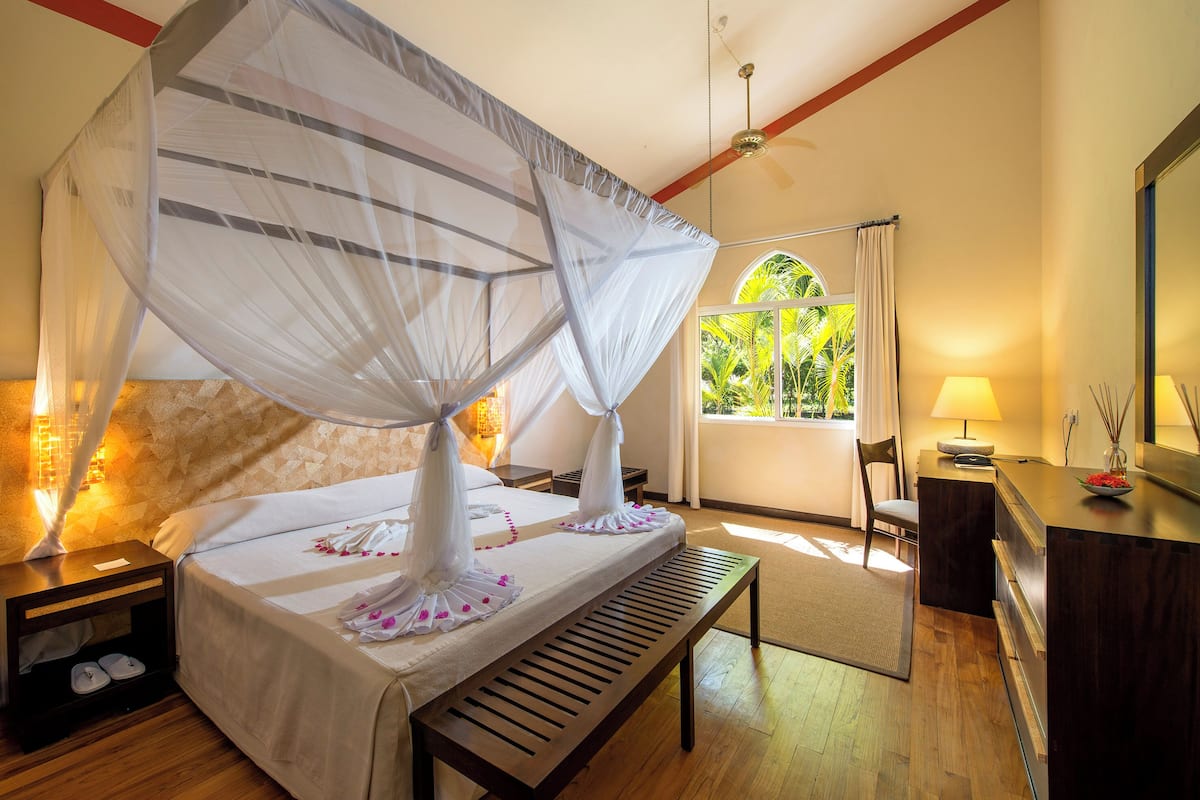 Deluxe Suite with private pool | 1 slaapkamer, een minibar, een kluis op de kamer, een bureau