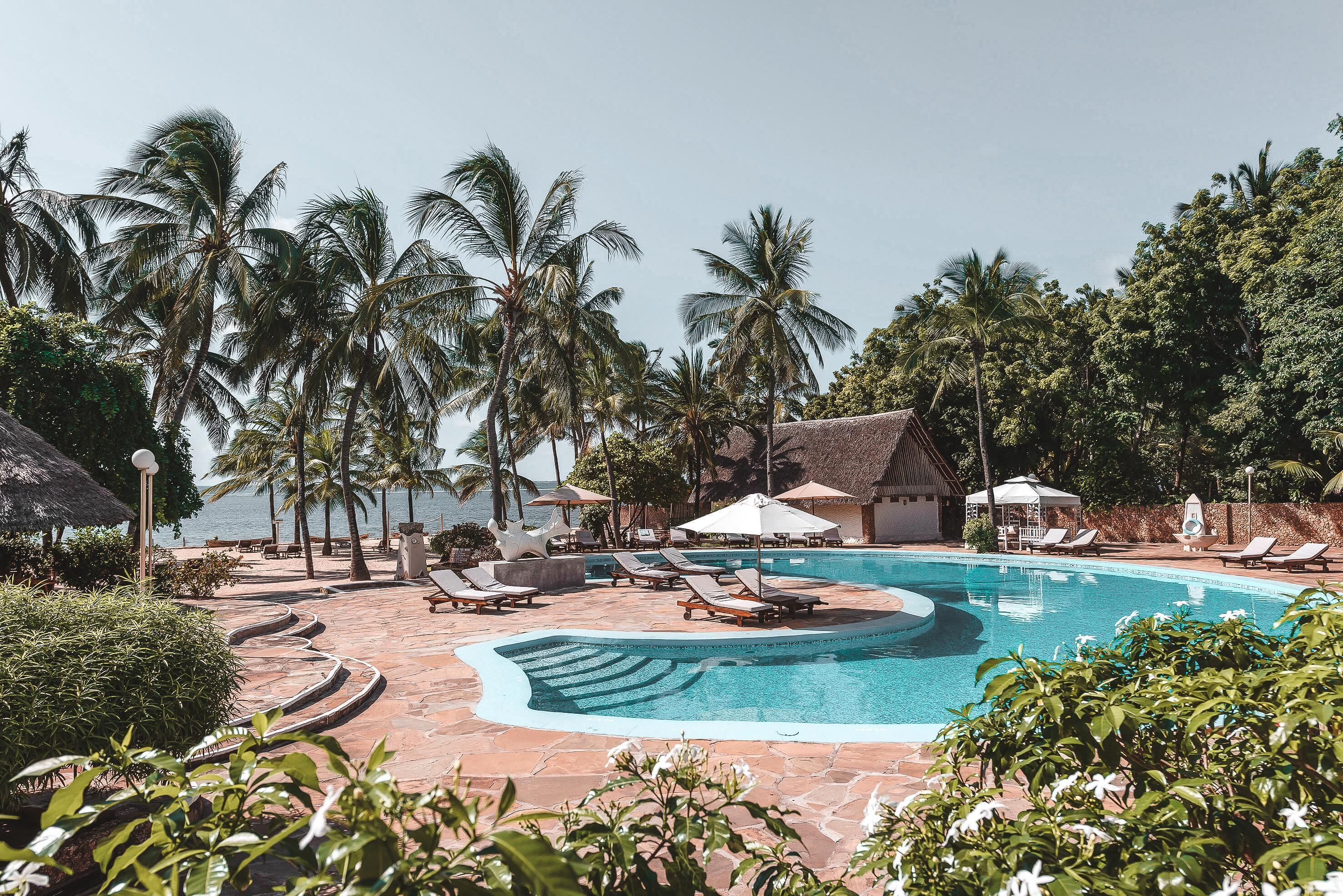 3 utendørsbassenger, bassengparasoller og solsenger