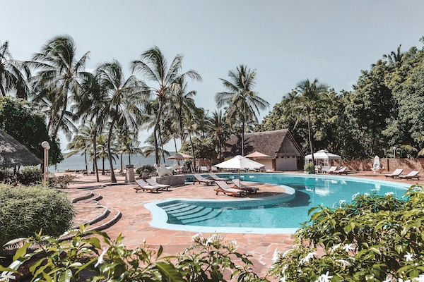 3 Außenpools, geöffnet von 06:30 Uhr bis 18:00 Uhr, Sonnenschirme