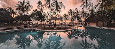 3 piscines extérieures, parasols de plage, chaises longues
