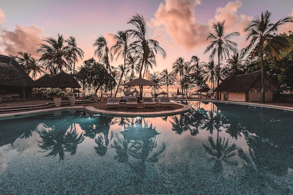 3 piscines extérieures, parasols de plage, chaises longues