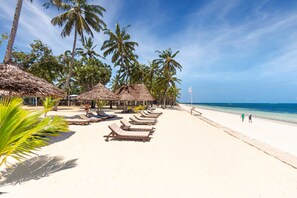 Private beach, sun-loungers, beach umbrellas, beach towels - Diamonds Malindi (Malindi)