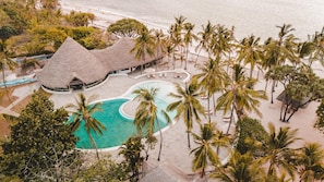 Plage privée, chaises longues, serviettes de plage, bar de plage