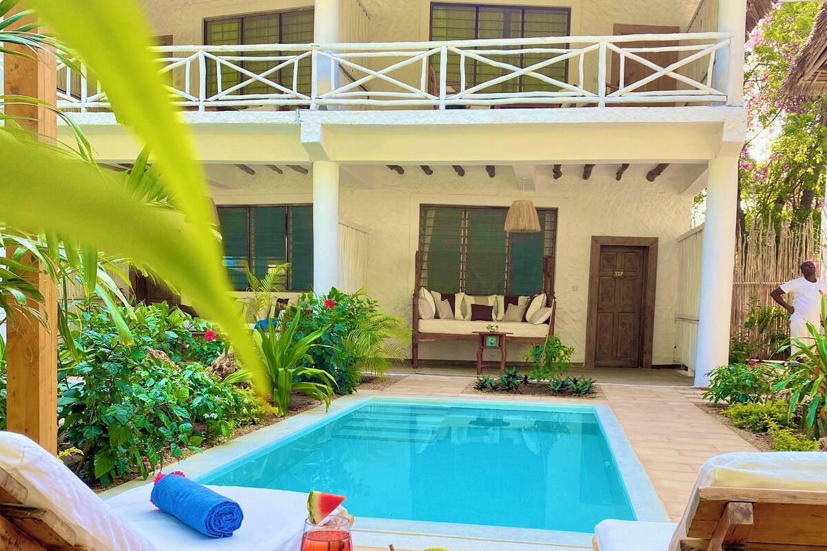 Deluxe Room with private pool | Minibar, odada kasa, masa, dizüstü bilgisayar çalışma alanı 
