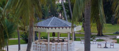 3 piscinas externas, funciona das 6h30 às 18h, guarda-sóis