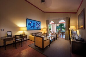 Deluxe Suite with private pool | Area keluarga | Meja tenis meja