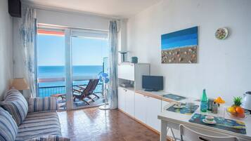 Familienapartment, Mehrere Schlafzimmer (Sole Surf E Relax) | Wohnbereich | 21-Zoll-Flachbildfernseher mit Kabelempfang, Fernseher