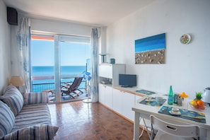 Familieleilighet, flere soverom (Sole Surf E Relax) | Oppholdsområde | En 21-tommers Flatskjerm-TV med kabel-kanaler samt TV