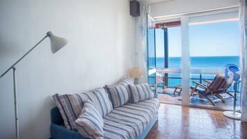 En 21-tommers Flatskjerm-TV med kabel-kanaler samt TV