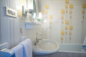 Familieleilighet, flere soverom (Sole Surf E Relax) | Bad | Kombinert dusj/badekar, hårføner, bidé og håndklær