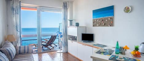 Appartement familial, plusieurs chambres (Sole Surf E Relax) | Aire de séjour | Téléviseur à écran plat de 21 po avec télévision par cùble, téléviseur
