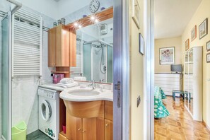 Family Apartment, Multiple Bedrooms (Casa 3 Ponti) | Bathroom | Shower, hair dryer, bidet, towels - Casa 3 Ponti (Sanremo)